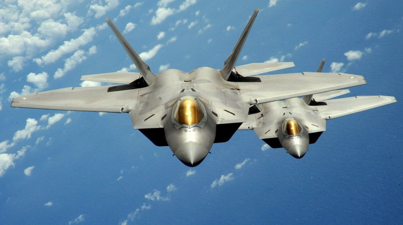 ردا على "سلوك روسي".. أميركا تنشر طائرات "إف-22 رابتور" في الشرق الأوسط